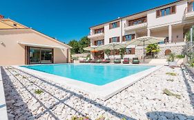 E&T Apartments With A Beautiful Pool